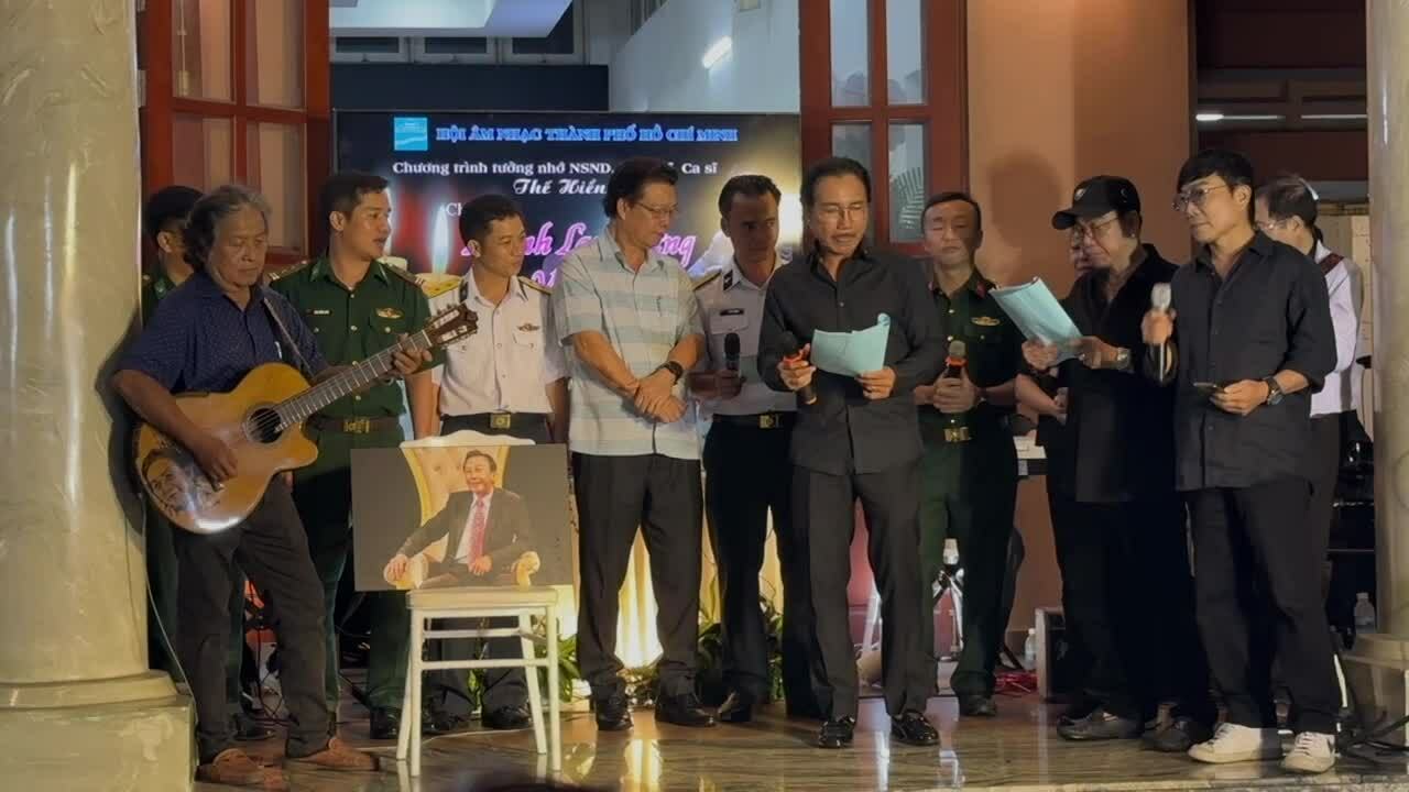 Nhóm nghệ sĩ và lực lượng chiến sĩ hòa giọng trong ca khúc "Nhánh lan rừng"