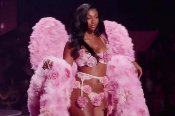 Victoria’s Secret: Nữ VĐV Đầu Tiên Sải Bước!