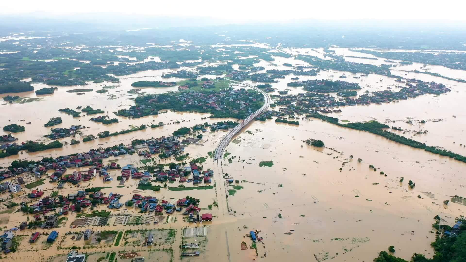 Nước lũ bủa vây TP Thái Nguyên