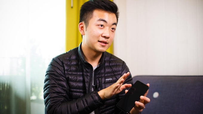 Carl Pei cầm điện thoại OnePlus 6. Ảnh: Josh Miller/Cnet