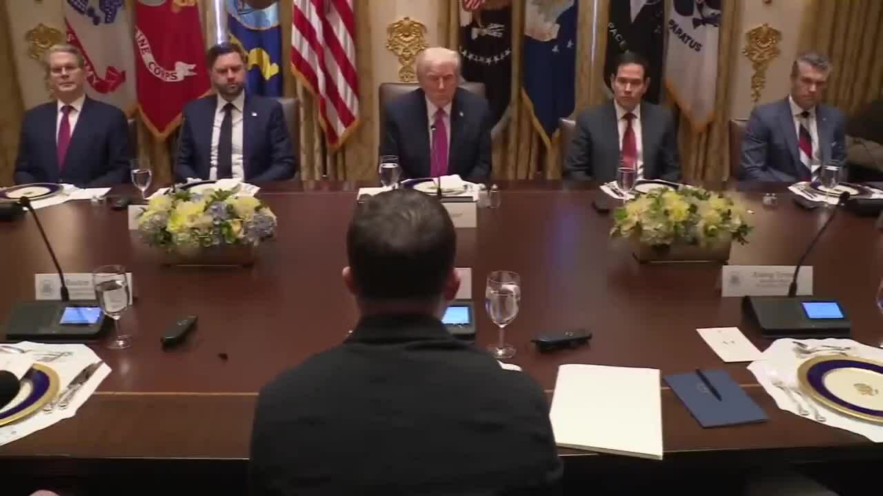 Ông Trump khen áo của ông Zelensky