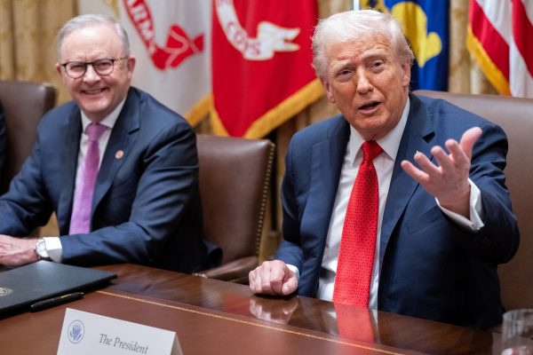 Ông Trump nhắc nhở phóng viên về chiếc gương 400 tuổi