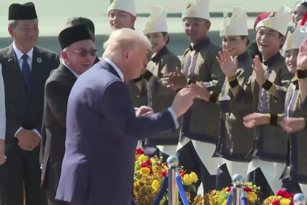 Ông Trump nhún nhảy tại sân bay Malaysia: đón tiếp đặc biệt