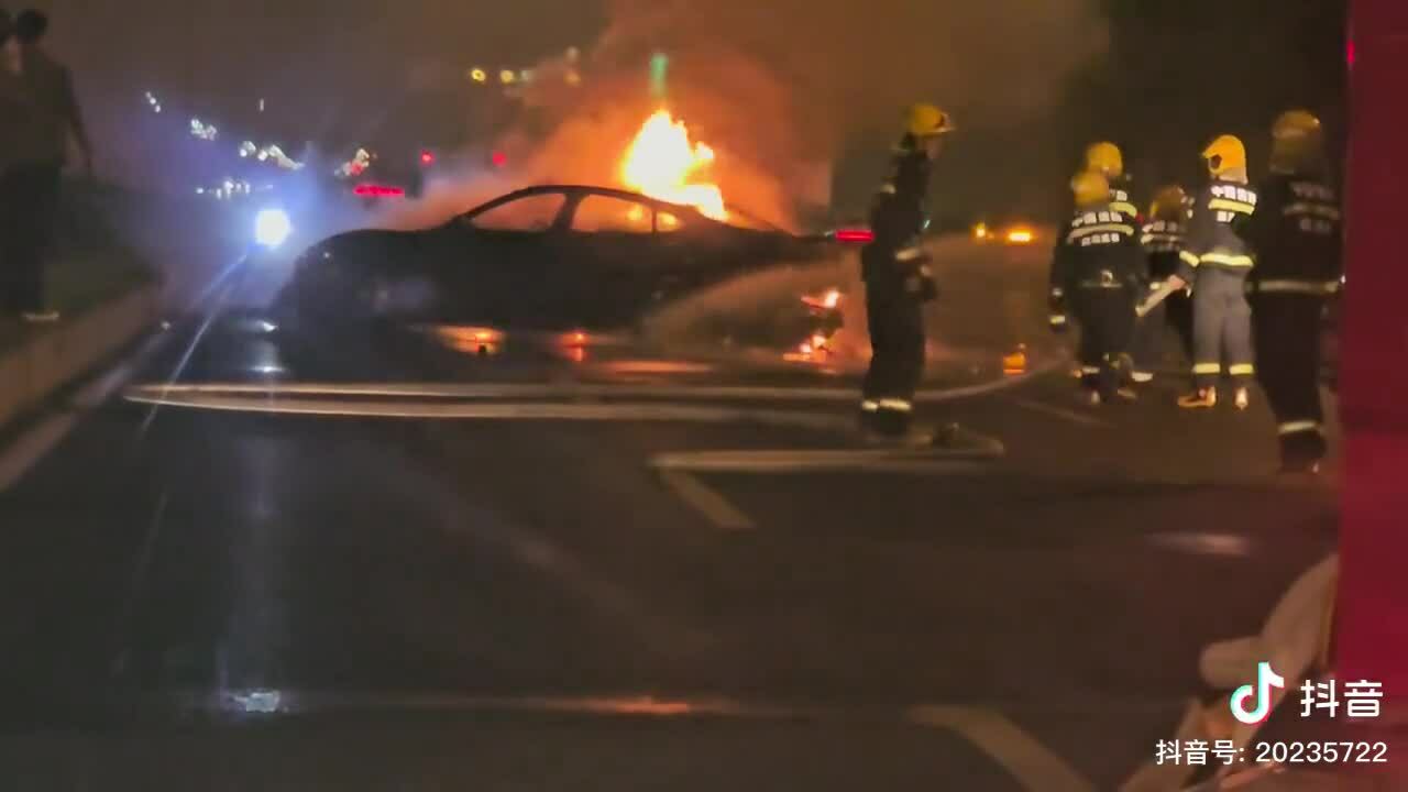 Ôtô bốc cháy sau va chạm