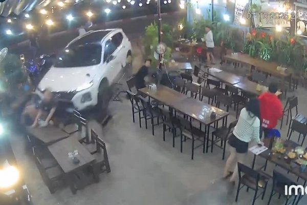 Tai nạn: Ôtô tông quán nhậu, một người chết