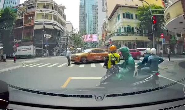 Tai nạn ôtô: Xe rẽ trái đâm người đi bộ qua đường