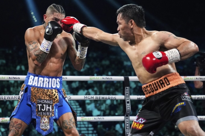 Manny Pacquiao (phải) ra đòn về phía Mario Barrios trong trận tranh đai vô địch hạng bán trung WBC tại MGM Grand, Las Vegas, Mỹ ngày 19/7/2025. Ảnh: AP