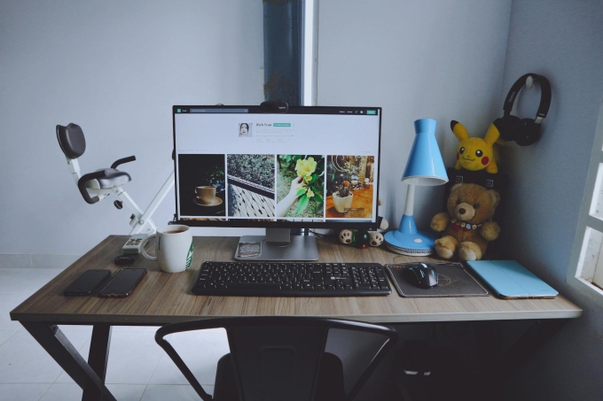 Sinh viên nên ưu tiên màn hình kích thước vừa phải để bố trí tại ký túc xá, phòng trọ. Ảnh: Pexels