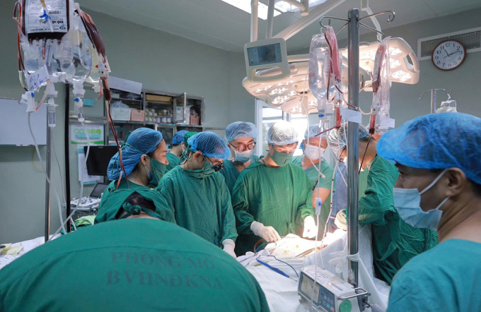 Bác sĩ Bệnh viện Hữu nghị Đa khoa Nghệ An phẫu thuật cho điều dưỡng Trang. Ảnh: Hùng Lê