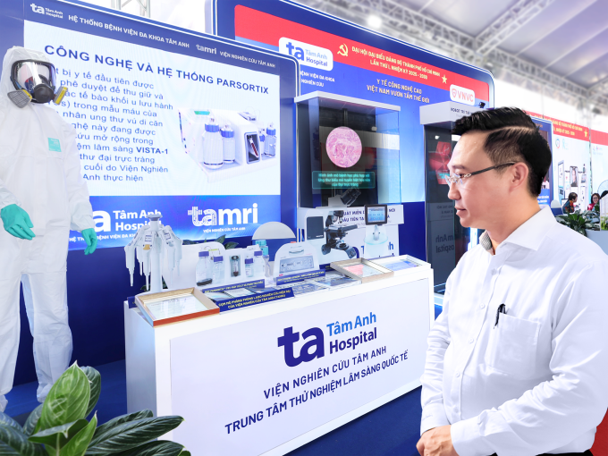 Ông Đặng Minh Thông - Phó bí thư Thành ủy TP HCM - tham quan cụm mô phỏng phòng labo tại Viện nghiên cứu Tâm Anh (TAMRI). Ảnh: BVĐK Tâm Anh