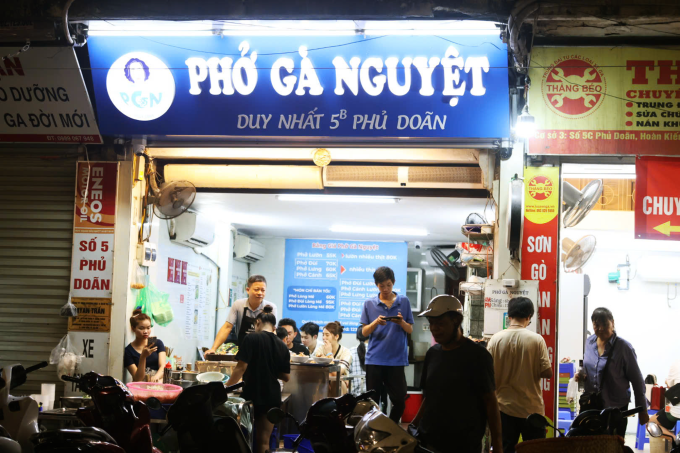 Phở gà Nguyệt nằm trên đường Phủ Doãn. Ảnh: Hải Long
