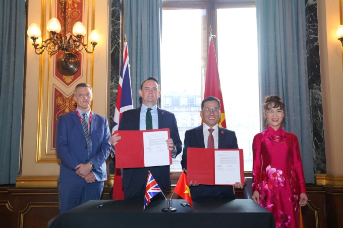 Tổng Giám đốc Vietjet Đinh Việt Phương (giữa, phải) và ông Ewen McDonald, Tổng Giám đốc Thương mại Tập đoàn Rolls-Royce (giữa, trái) trong sự kiện ký kết. Ảnh: Tài Nguyễn