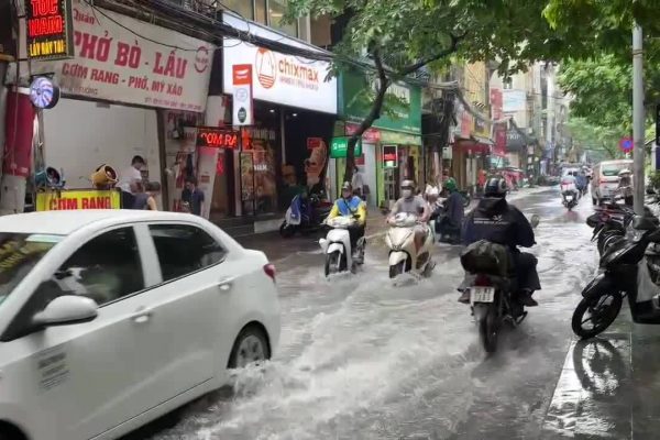 Hà Nội: Mưa lớn gây ngập úng nhiều tuyến phố