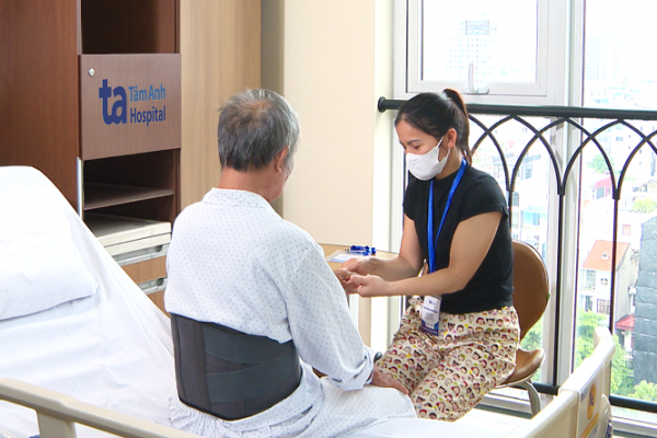 Cứu sống cụ ông bị u tủy sống chèn ép: Phẫu thuật thành công
