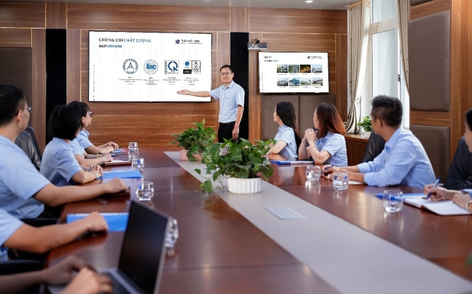 Nhân viên Shengli nghiên cứu sản phẩm mới. Ảnh: Shengli