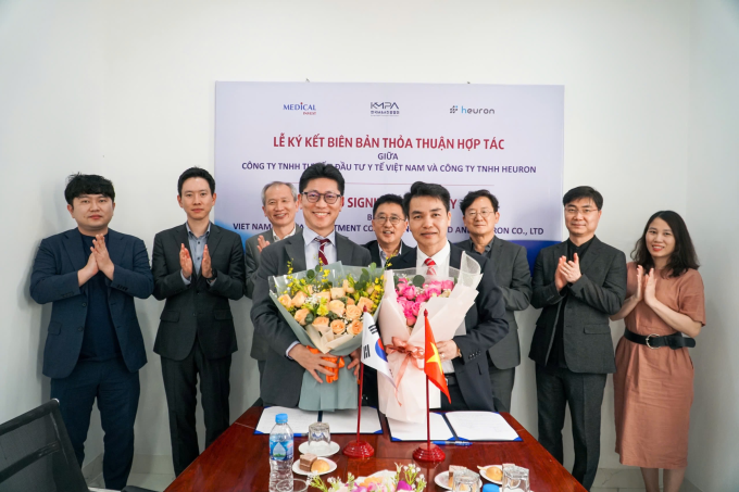 Đại diện các đơn vị đối tác chụp ảnh lưu niệm tại buổi ký kết hợp tác cùng Medicallaw – (Đại diện Medicallaw thứ tư từ phải sang). Ảnh: Medicallaw