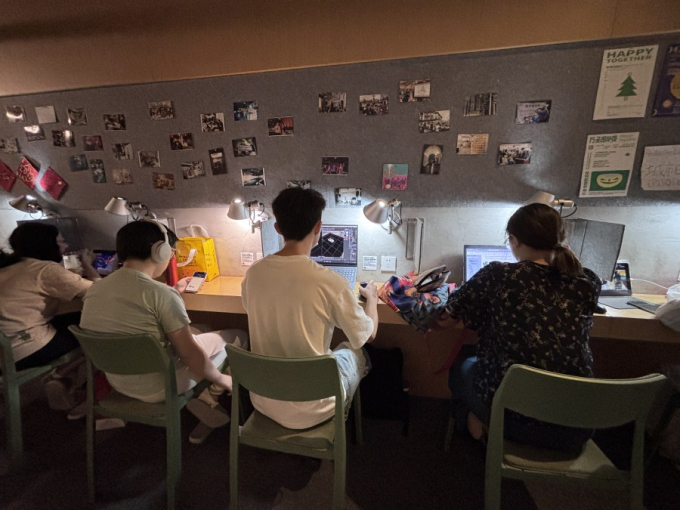 Người trẻ học bài, viết CV, luyện phỏng vấn tại bàn học trong một hostel ở Thượng Hải, tháng 8/2025. Ảnh: Thinkchina