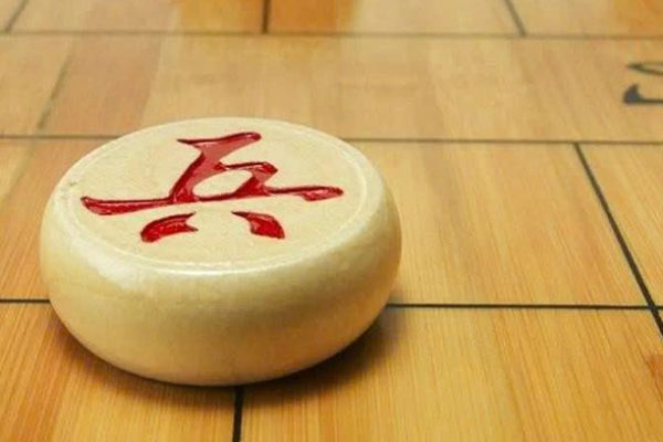 Tại sao quân tốt cờ tướng đi ngang khi sang sông?