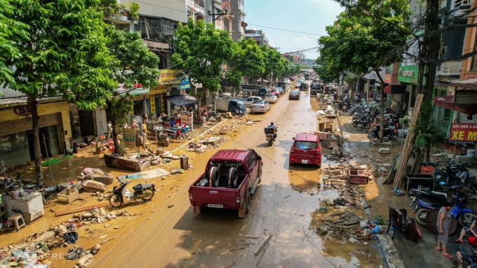 Sáng 10/10, bùn dày và ngổn ngang rác thải trên đường ở Thái Nguyên. Ảnh: Giang Huy
