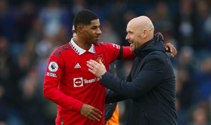 Marcus Rashford (trái) chia vui với HLV Erik Ten Hag sau trận Man Utd thắng Leeds trên sân Elland Road, hạt West Yorkshire, ở vòng 23 Ngoại hạng Anh hôm 12/2/2023. Ảnh: Reuters