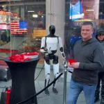 Robot hình người Tesla phát kẹo: Màn trình diễn ấn tượng