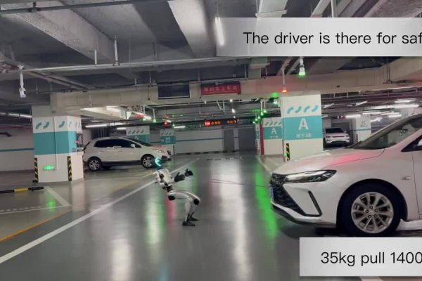 Robot hình người Trung Quốc kéo xe 1,4 tấn: Ấn tượng!