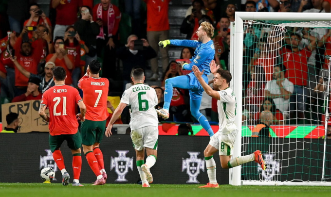 Caoimhin Kelleher phấn khích sau tình huống cứu thua. Ảnh: Sportsfile