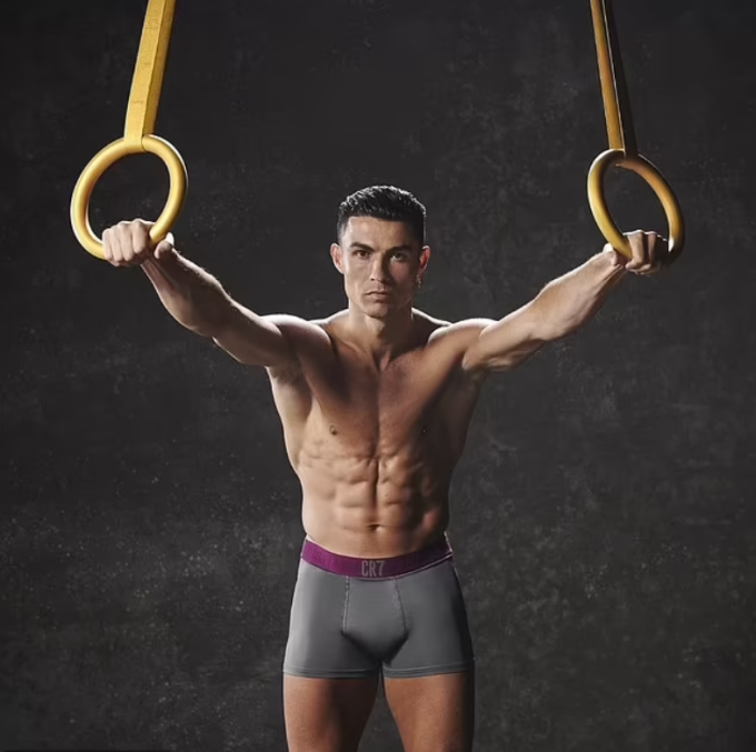 Ronaldo thu lời lớn từ thương hiệu đồ lót CR7. Ảnh: Instagram / Cristiano
