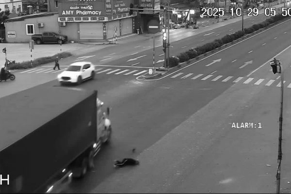 Tai nạn xe container: Người đi bộ bị đâm tại ngã tư