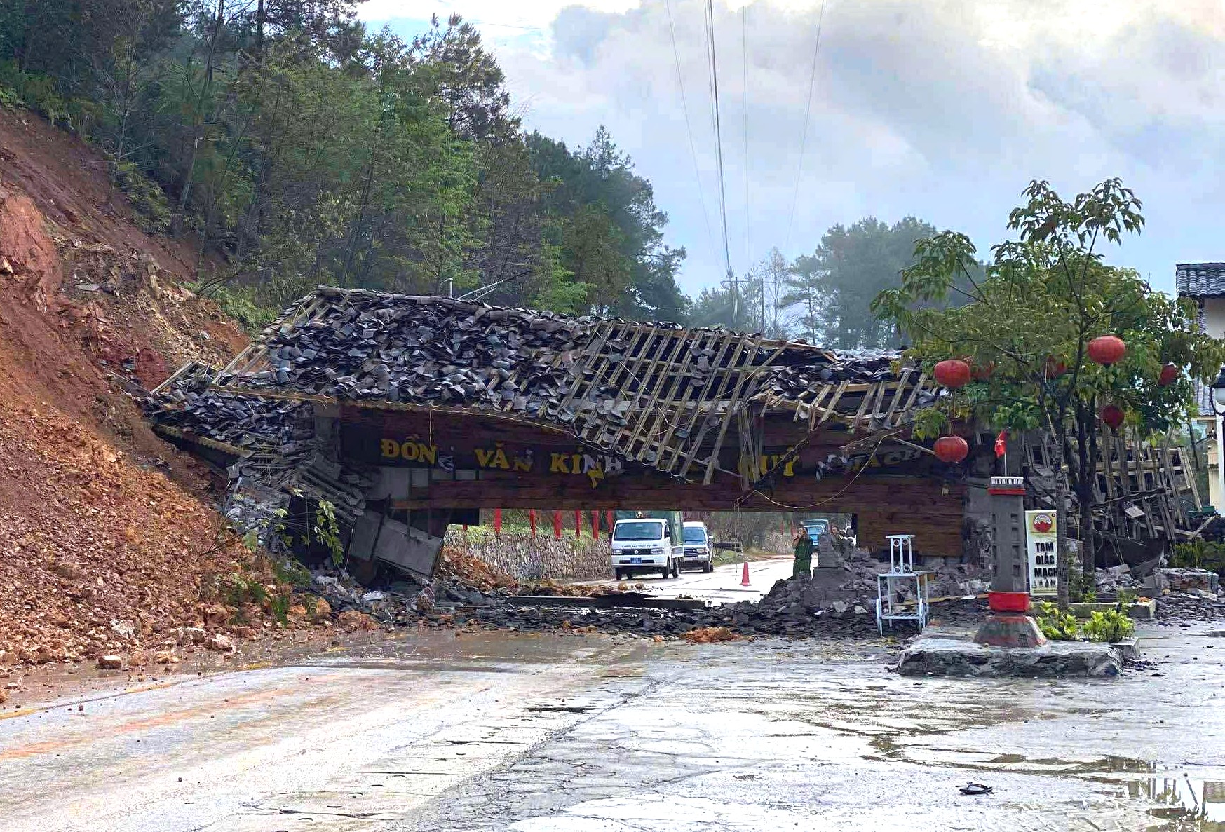 Sạp cổng chào Đồng Văn do sạt lở