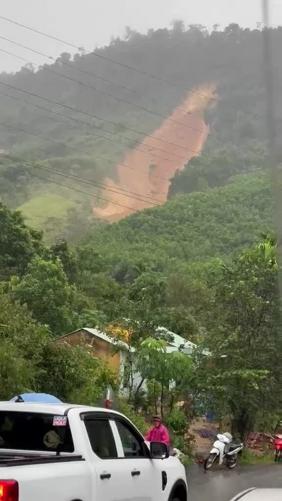 Sạt lở, lũ quét cuốn trôi hàng chục ngôi nhà ở Đà Nẵng