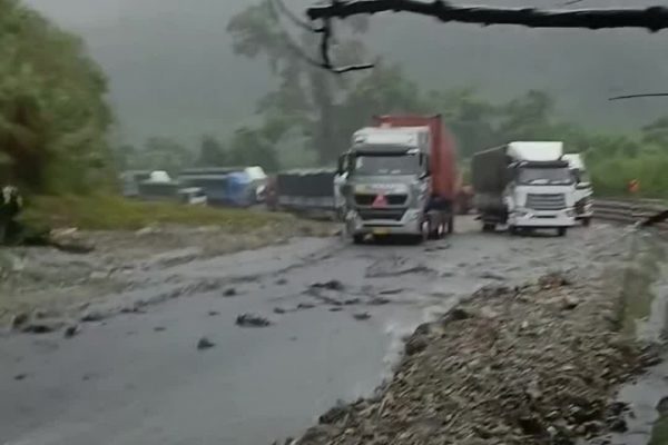 Sạt lở đèo Lò Xo: 50 người mắc kẹt 4 ngày