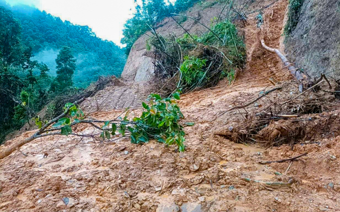 Tuyến đường chính vào xã Nga My bị vạt núi sạt xuống vùi lấp. Ảnh: Hùng Lê