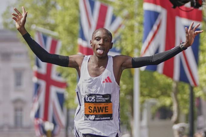 Sabastian Sawe về đích đầu tiên tại London Marathon 2025 ngày 27/4/2025. Ảnh: AP