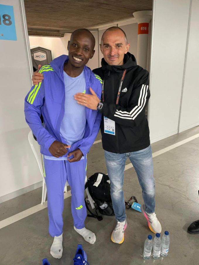 Sabastian Sawe (trái) và HLV Claudio Berardelli.