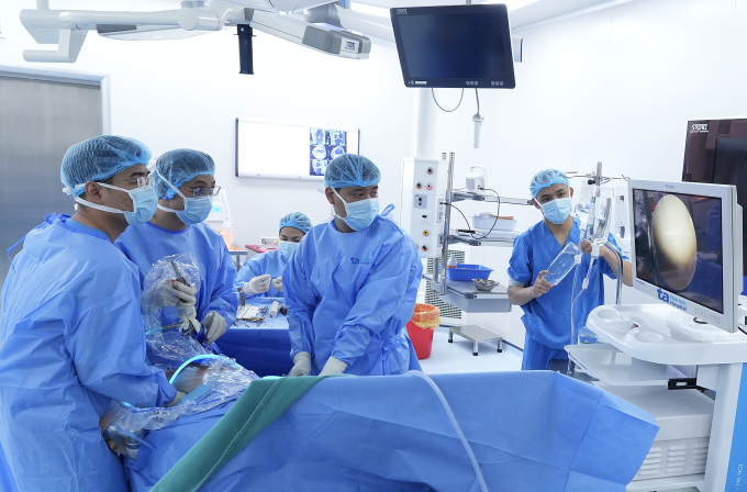 Bác sĩ Hiếu phẫu thuật tái tạo đa dây chằng cho bệnh nhân. Ảnh: Bệnh viện Đa khoa Tâm Anh