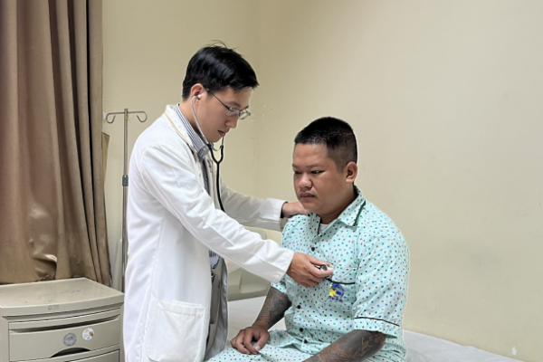 Đột quỵ khi đá bóng: Cảnh báo cho người trẻ
