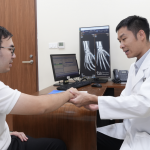 Khó duỗi ngón tay: Cảnh báo bệnh gì và cách điều trị?