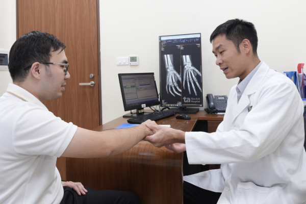 Khó duỗi ngón tay: Cảnh báo bệnh gì và cách điều trị?