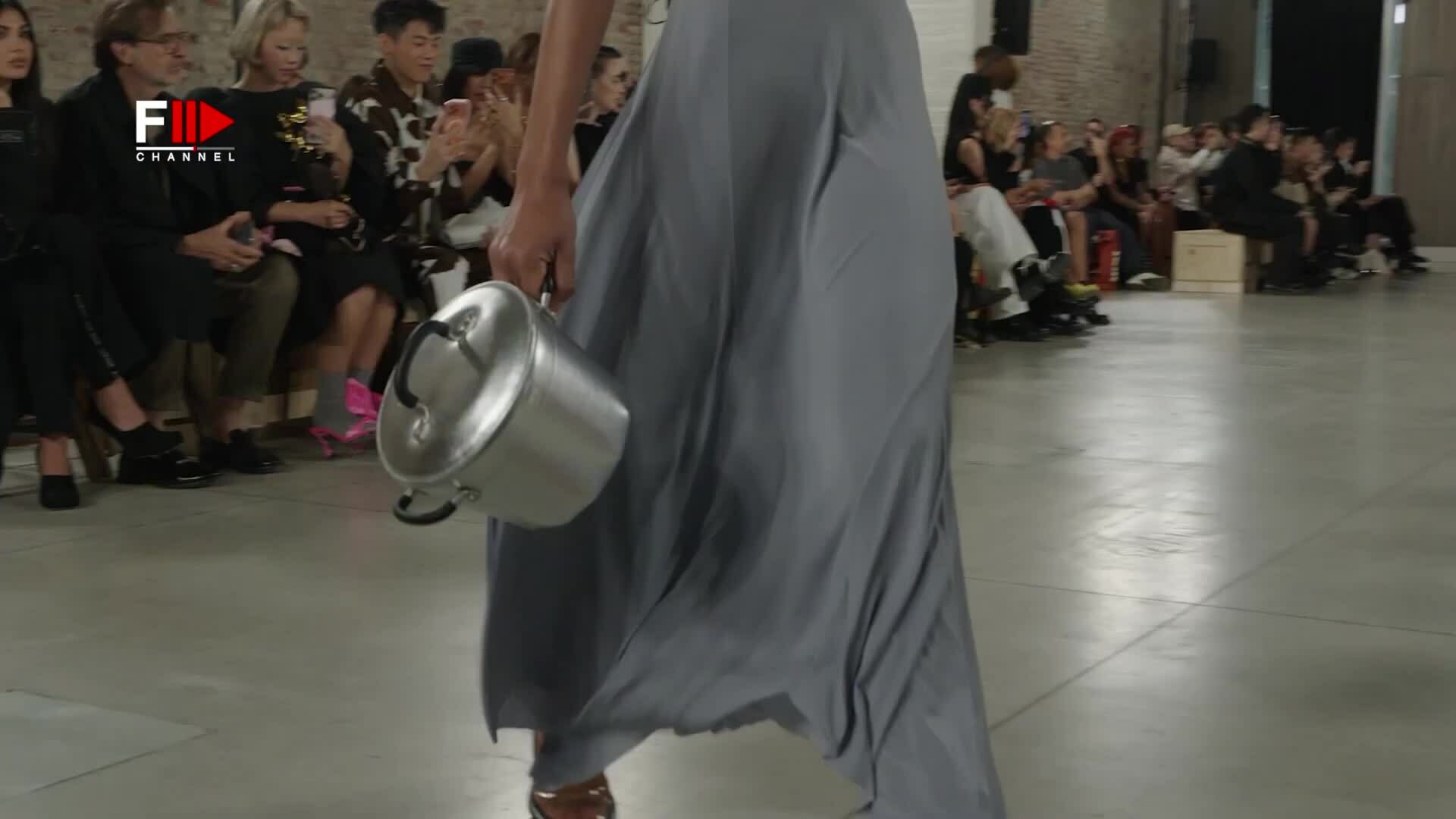 Show Moschino Xuân Hè 2026