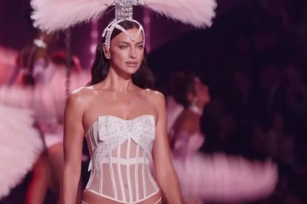 Adriana Lima gây sốc với trang phục Victoria’s Secret táo bạo
