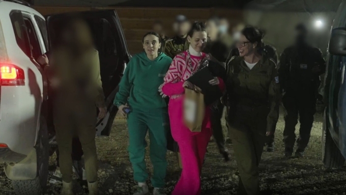 Damari (quần áo màu xanh) khi được Hamas trao trả cho Israel hồi tháng một. Ảnh: IDF