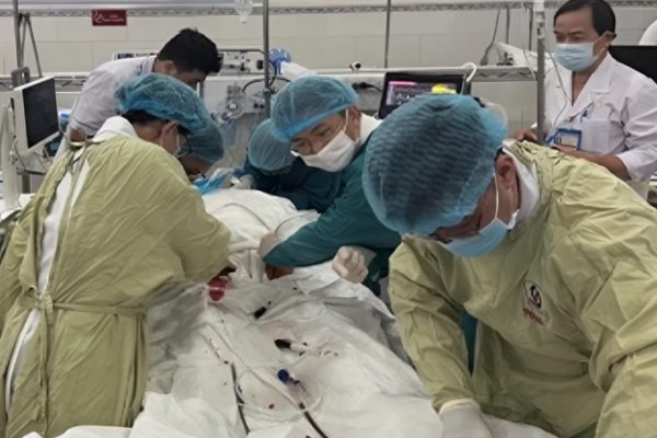 Cứu sống ngoạn mục: Bác sĩ hồi sức tim ngừng đập