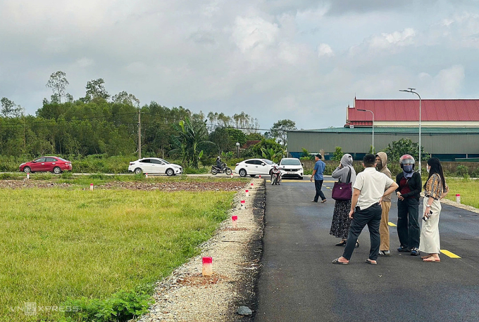 Nhóm nhà đầu tư đổ về xã Toàn Lưu, tỉnh Hà Tĩnh săn đất vùng quy hoạch khu công nghiệp, tháng 9/2025. Ảnh: Đức Hùng