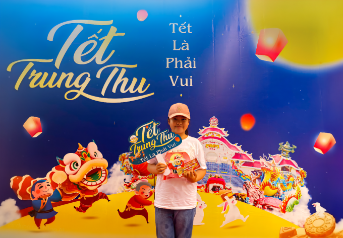 Khách hàng nhỏ tuổi nhận vé cổng miễn phí cùng nhiều quà tặng từ Suối Tiên. Ảnh: Suối Tiên