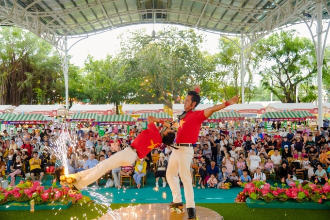 Nghệ sĩ biểu diễn xiếc dịp Tết Trung thu tại Suối Tiên. Ảnh: Suối Tiên