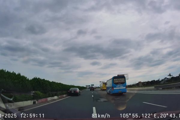Ôtô bò trên cao tốc suýt gây tai nạn: Video