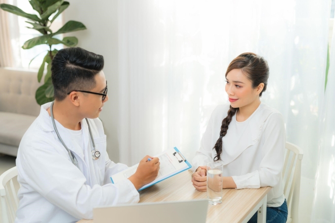 Nữ giới tham vấn chuyên gia y tế về dự phòng HPV. Ảnh minh họa: Vecteezy