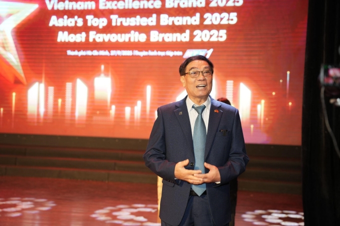 Ông Bùi Văn Quyền, đại diện ban tổ chức Vietnam Excellence Brand 2025 đánh giá cao Vitamins của Drip Hydration. Ảnh:Vietnam Excellence Brand 2025