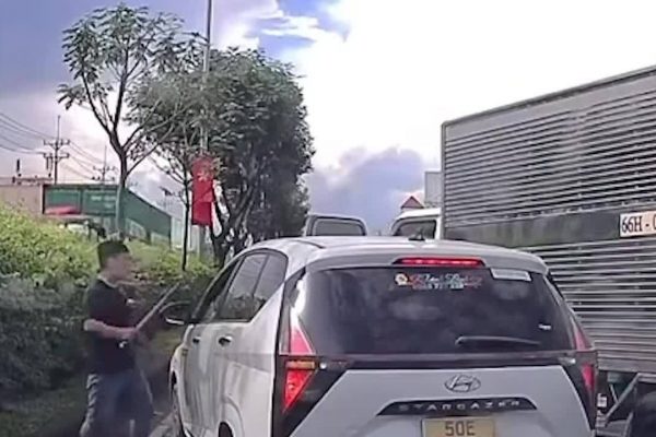 TP HCM: Tài xế truy đuổi, đập phá ôtô sau mâu thuẫn giao thông